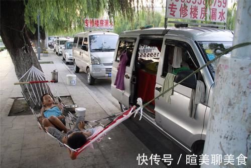 孩子|4口人挤24平米小房间,网友:就这还敢生?条件艰苦该不该生二胎