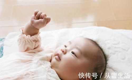 适应能力|宝宝半岁以后，若是还不会做这4个动作，可能是发育遇阻碍了