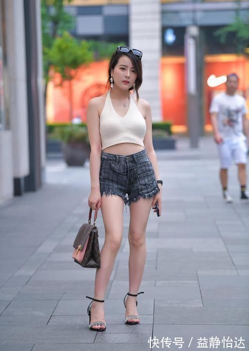 一字带 清凉又百搭的牛仔短裤,可以从音乐节,一直时髦到街头的日常穿搭