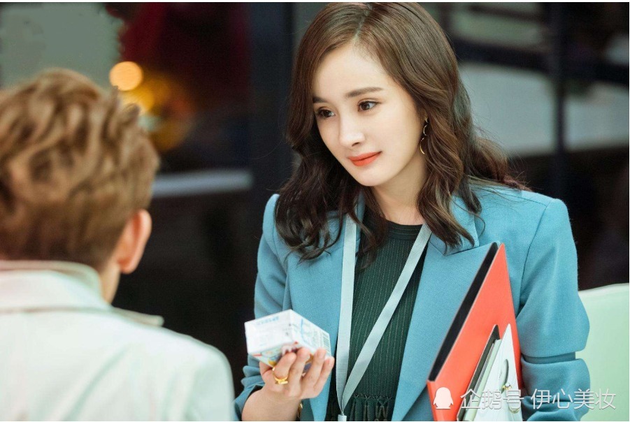 短发 女人过40岁后,尽量不要黑长直,试试4款时髦发型,洋气又减龄