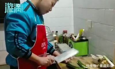 河南12岁男孩独自做9菜1汤年夜饭,凭一己之力为爸妈下厨,网友:有爱的娃