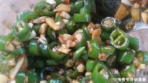 婆婆教我腌“神仙辣椒”,上桌比肉抢手,腌一盆都不够吃三天