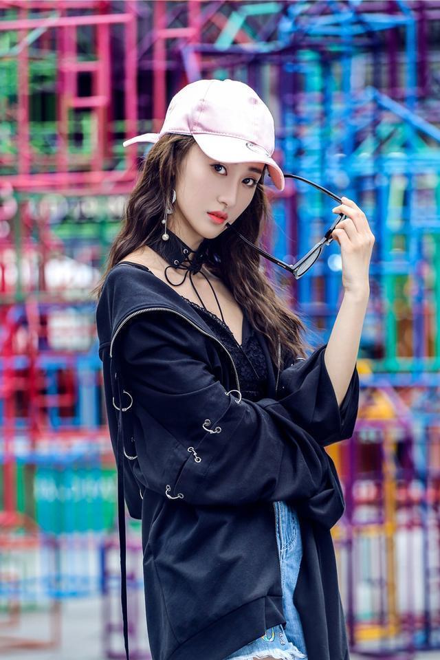 惹眼|街拍:成熟丰腴,大方得体的性感美腿美女,非常的惹眼