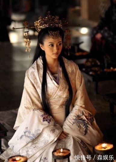 才女！才女出上联“青天白日，进退两难”，秀才下联才女脸红心跳