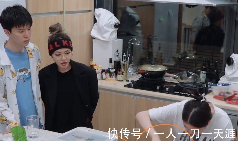 做饭|欧阳娜娜为嘉宾们做饭,当镜头对准出品拍,这厨艺确定没有搞错?