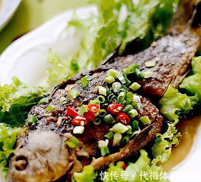 鲜香|美食湖南、经典家常菜——芹酥鲫鱼,外酥内嫩、爽脆鲜香扑面来