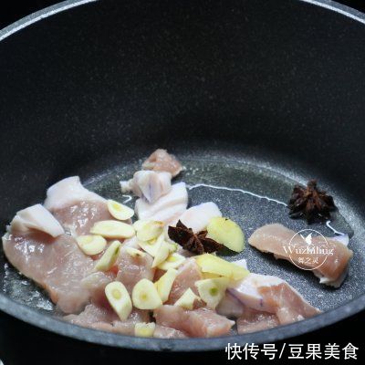 「猪肉白菜炖粉条」天寒手脚凉,全家都爱这道菜,暖身暖胃