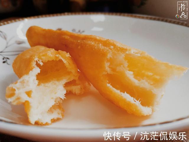 面粉|在家炸油条详细解析提前一天用温牛奶和面，下锅前必须使劲拉扯