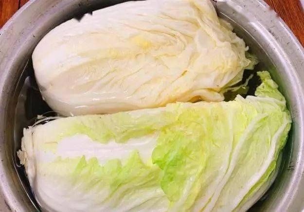 腌酸菜，还只傻傻的放盐？奶奶的祖传方法，7天味变酸，1年也不坏