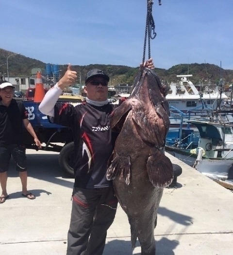 大鱼|男子钓到一条161斤黑色大鱼,知道真实身分后他激动不已