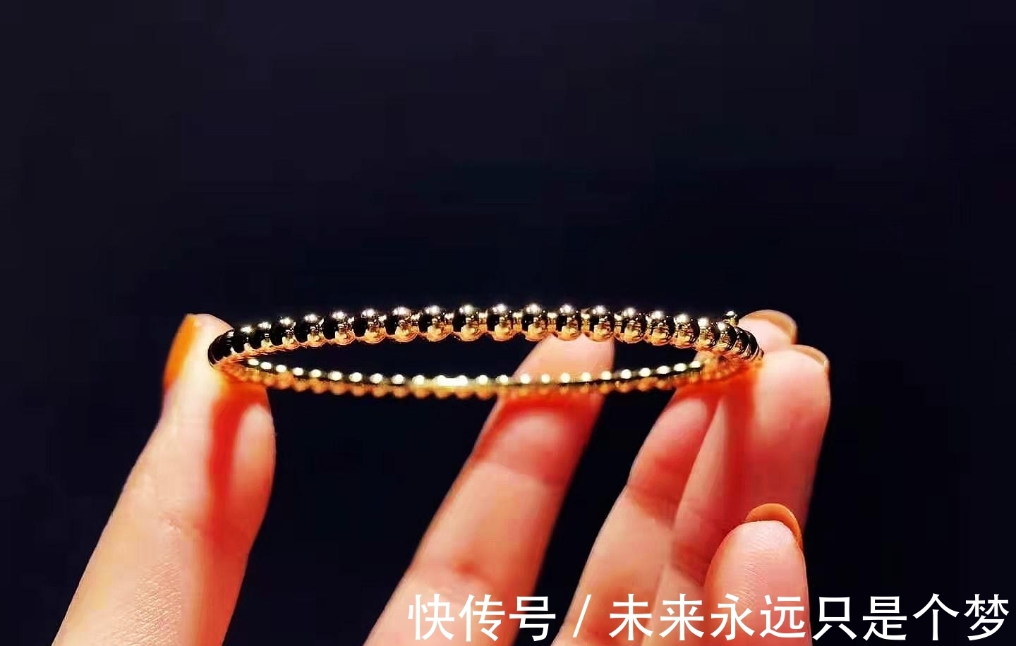 手链|戒指与手链巧妙搭配,叠戴与复古的珠宝工艺,让你体会不平凡