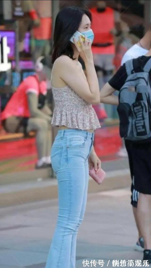 搭配 浅色碎花吊带搭配淡蓝牛仔打底裤,清爽靓丽,好看又不乏气质