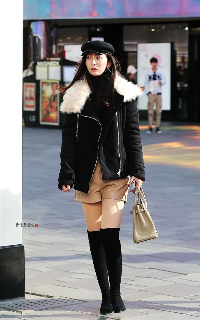 街拍:冬天大街上不怕冷的肉丝美女