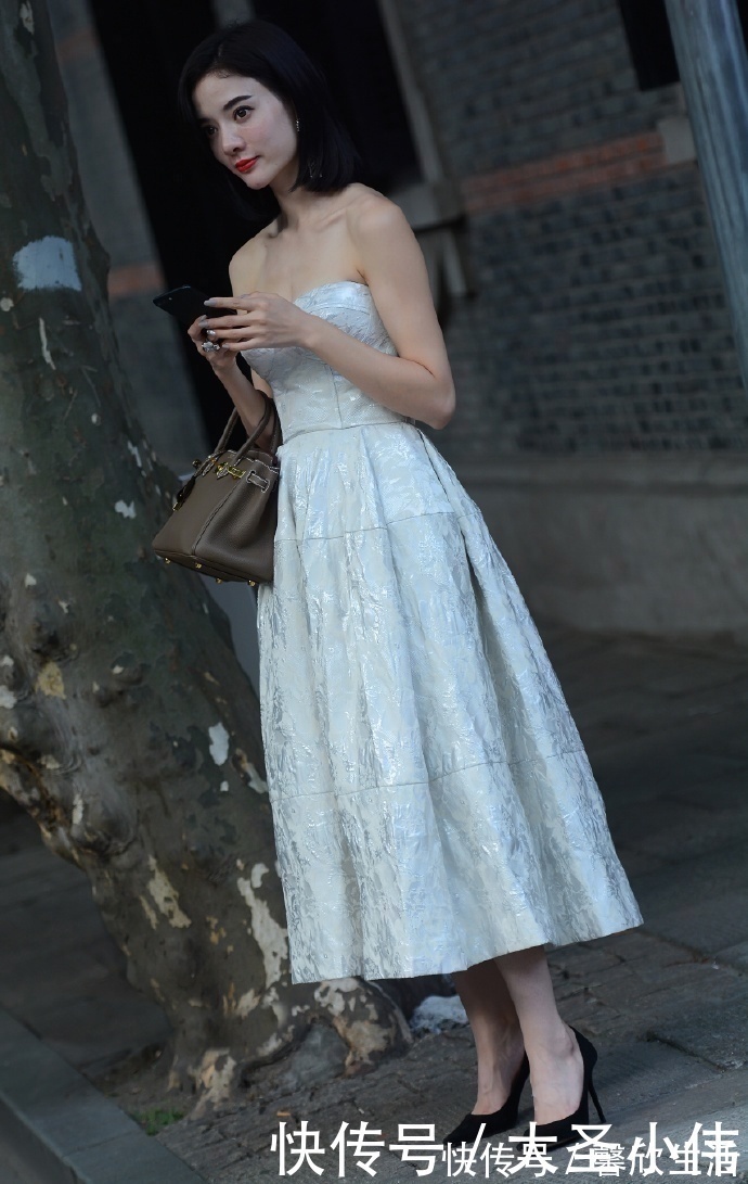 仙气十足|美女街拍短发小姐姐一袭抹胸白裙仙气十足,韵味悠扬