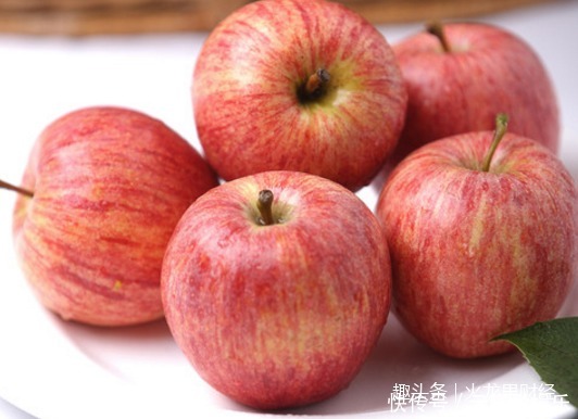 每天吃个苹果,能美容养颜、降血脂,养生专家建议3个时间吃最好