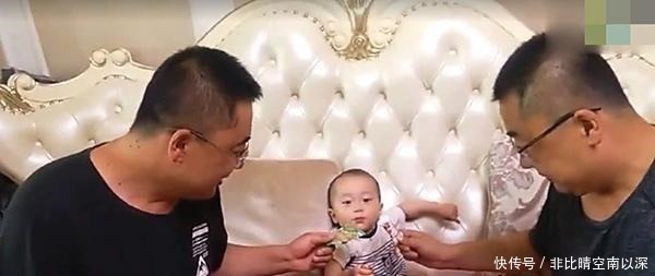 宝宝|2个爸爸一模一样, 1岁宝宝傻傻分不清, 宝宝懵圈难道喝奶喝醉了！