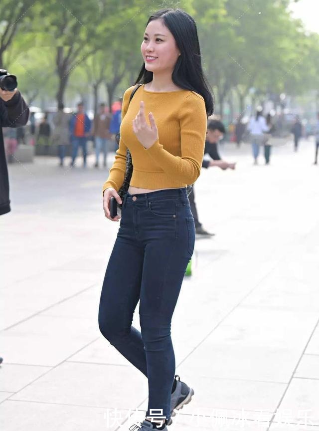 时尚|冬日暖阳!女孩的穿搭真时尚,笑容更美更自信,身材也不错哦