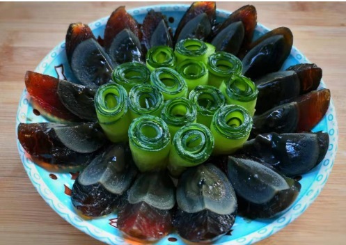  教学|教学每天一道菜，黄瓜拌皮蛋的做法，一碗料汁就够了