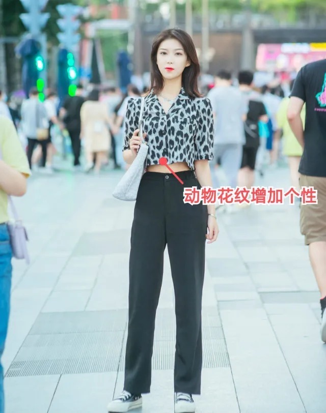 打底衣|今年穿T恤，越“短”越时髦！配上高腰裤显瘦增高，小个子都爱了