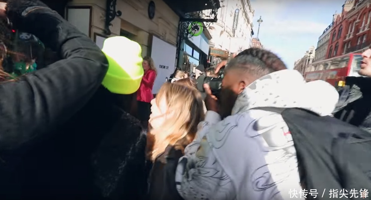 100块把土鳖宅男变鲜肉超模,英国俩沙雕小哥把时尚圈玩坏了