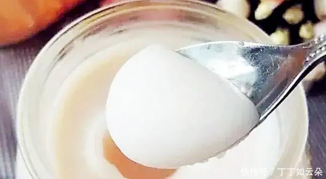 熬猪油时，只加盐和水就错了，多加这2样，猪油又白又香还不腥！