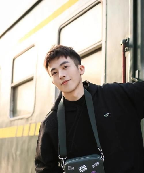 今夏男生发型别再乱剪了，理发师建议这3款，清爽阳光更显帅气！