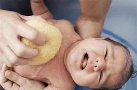 宝宝|洗澡用这个行为只会害了宝宝，尤其是男宝宝