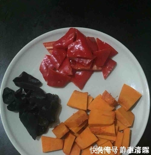 “疙瘩汤”最好吃的做法，加上南瓜面，味道鲜美，好吃到不想停