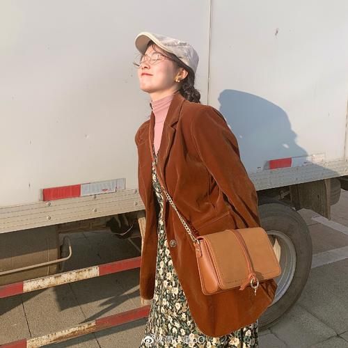 西装+碎花连衣裙=时髦洋气!开春这么穿特吸睛