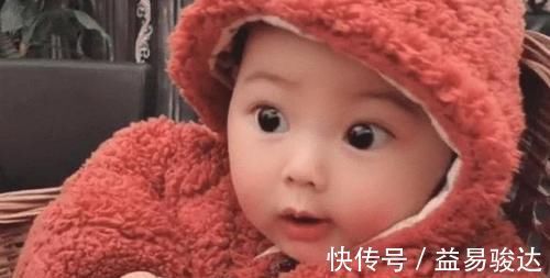 背篓|“背篓舅舅”意外走红，带娃搓麻将两不耽误，宝宝的表情太可爱