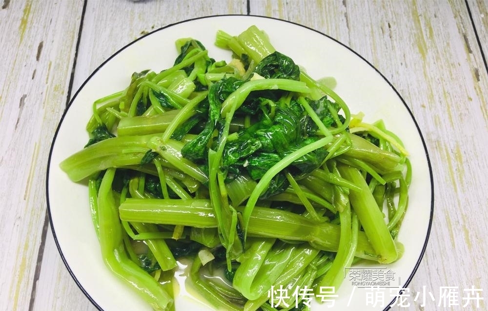 炒空心菜,直接炒就不对了,多加一个步骤,翠绿不发黑,十分脆嫩