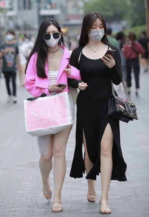 小姐姐|白色裹身裙干净利落，搭配亮粉色外套，这就是时尚吧！