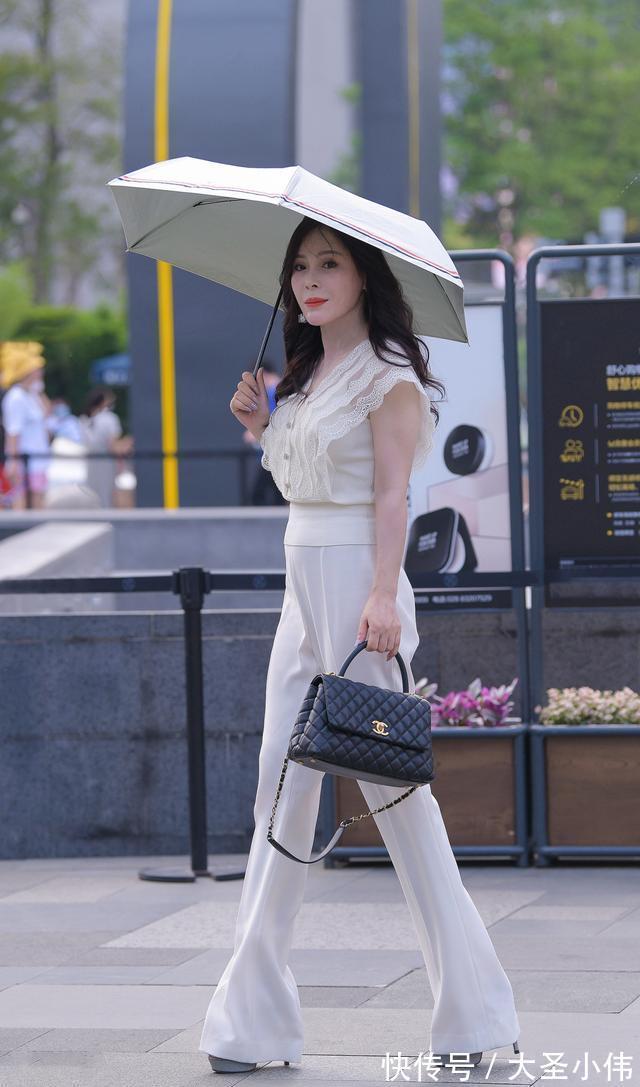 穿搭|美女街拍:米白色针织衫搭配白色长裤,成熟优雅,非常适合中年女性