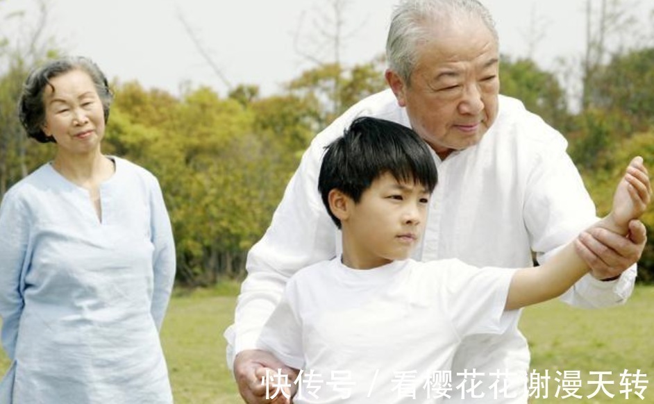 学习习惯|老人带娃好不好这三种老人带出的孩子,不仅聪明,情商也很高