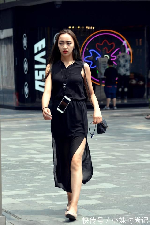 连衣裙 街拍:长发飘逸的时尚小姐姐,黑色的连衣裙轻盈飘逸,高挑迷人!