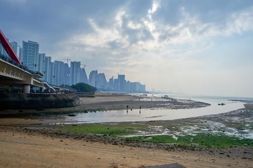 老年|实拍广西北海的小渔村，旁边就是北部湾一号，渔民赶海景色美