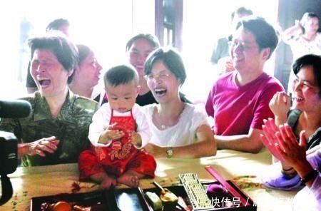 选择|全家围观孩子“抓周”,宝宝径直爬向这玩意,奶奶低呼这下完了