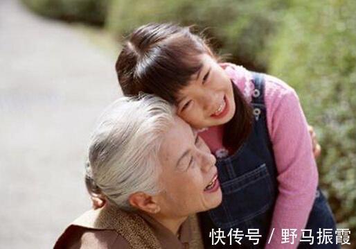 双胞胎|太爷爷遛娃神车火了,双胞胎玩嗨了,网友:再好的玩具车也比不上