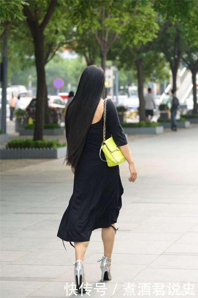 微胖身材的姑娘，穿着黑色连衣裙，搭配银色露趾细高跟踝靴