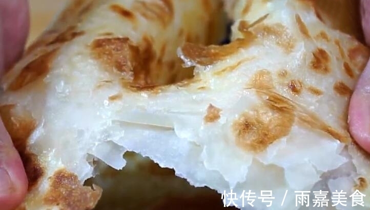 烙饼时，不要傻傻只放油，面点师教你一招，饼柔软起层又筋道
