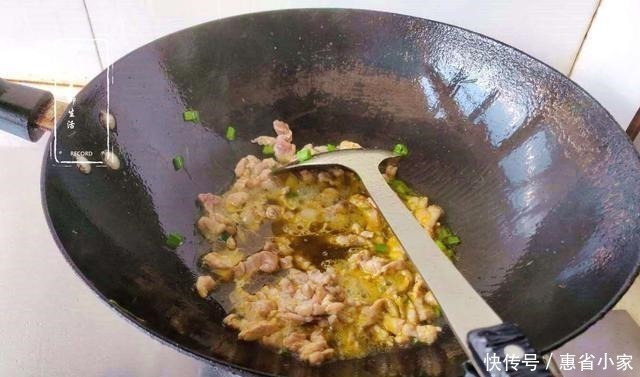 翠绿|这样做的蒜苗炒肉丝,蒜苗鲜嫩翠绿,肉丝嫩滑美味,因多加这两步