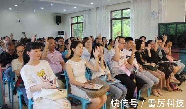 宝妈|学校开家长会,宝妈穿工作服参会却被其他家长说:来错地方了吧?