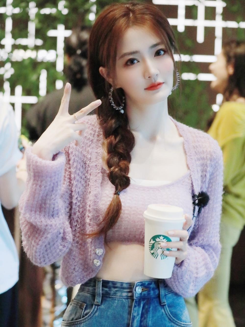 礼服|徐璐到秋天了还“炫腹”，紫色毛衣配牛仔裤清纯甜美，温柔时髦