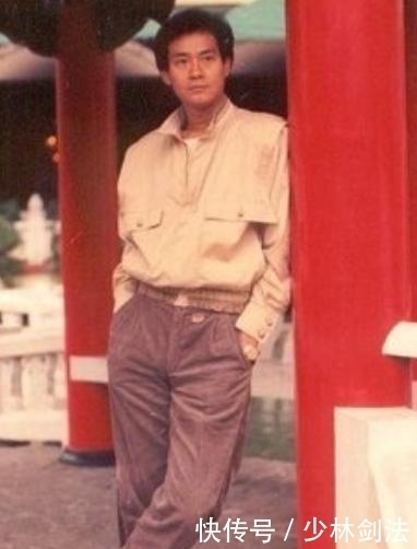 1988年,郑少秋留下8个月女儿与肥姐离婚,