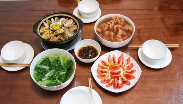 不想|每餐都有三菜一汤,朋友看到后说,没一个辣的菜,一看就不想吃