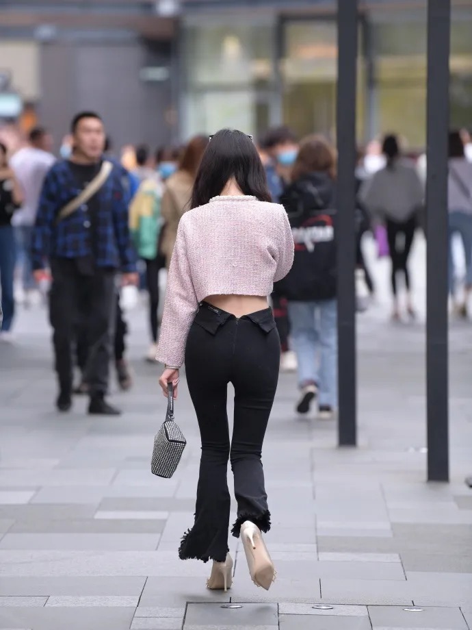 街拍:苗条女生穿衣就是任性,喇叭裤也能这么好看,尽显时尚魅力