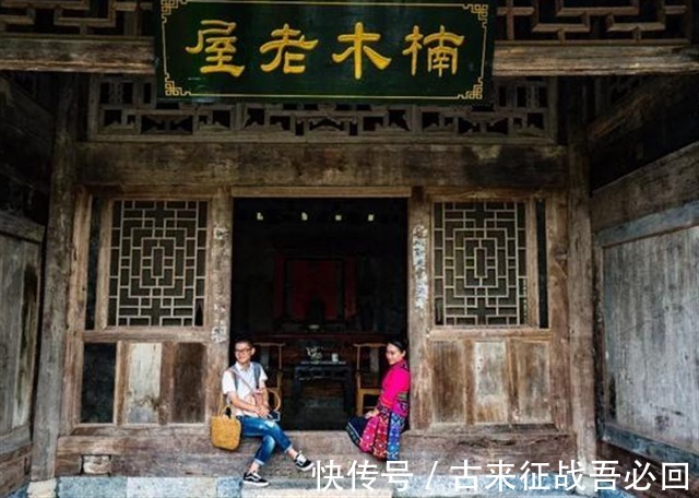 木屋$老农住价值8亿金丝楠木木屋,100万卖给投资商,今搬回乡下盖新房