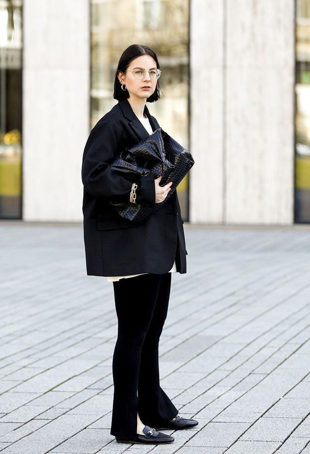 搭配|今秋流行的这“4款”裤子也太时髦了, 显高显瘦, 难怪明星也在穿