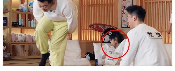 手機|網(wǎng)友吐槽蔡徐坤錄綜藝未免太輕松了，當著鏡頭還敢偷玩手機