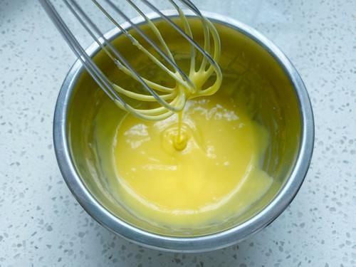 抓住暑假的尾巴，给女儿烤了一盘小小蛋糕，一口一个细腻又柔软